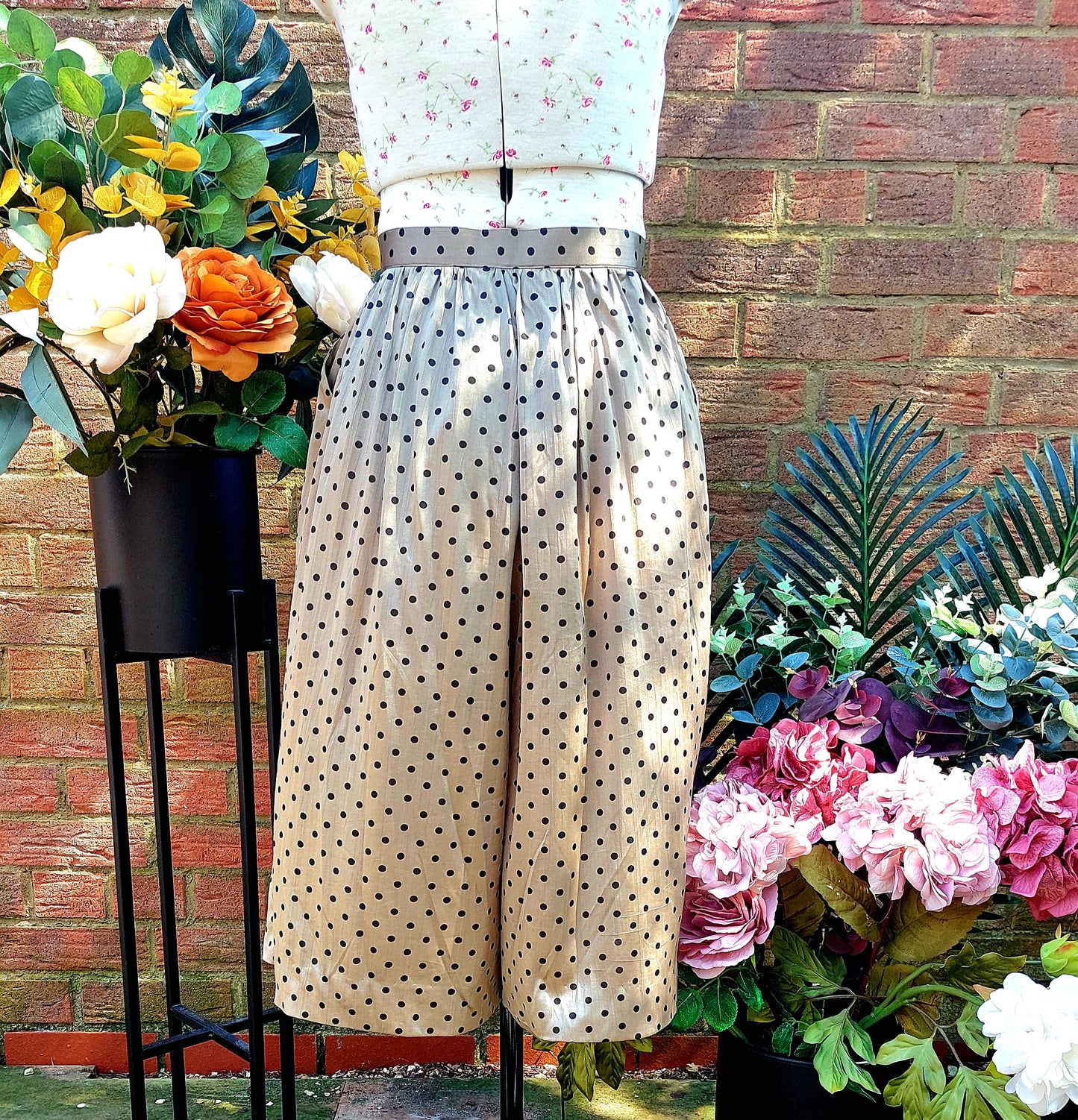 SILKY GOLD POLKA DOT FLARED 3/4 CULOTTES