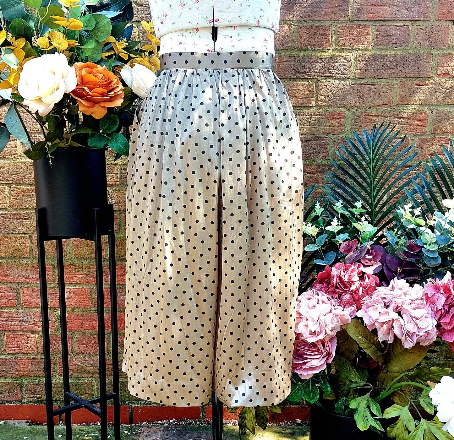SILKY GOLD POLKA DOT FLARED 3/4 CULOTTES