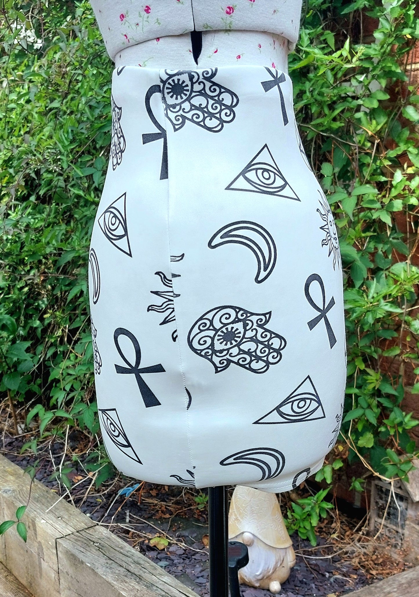 SIZE 6 MISSGUIDED WHITE MINI SKIRT WITH BLACK TATTOO MOTIFS