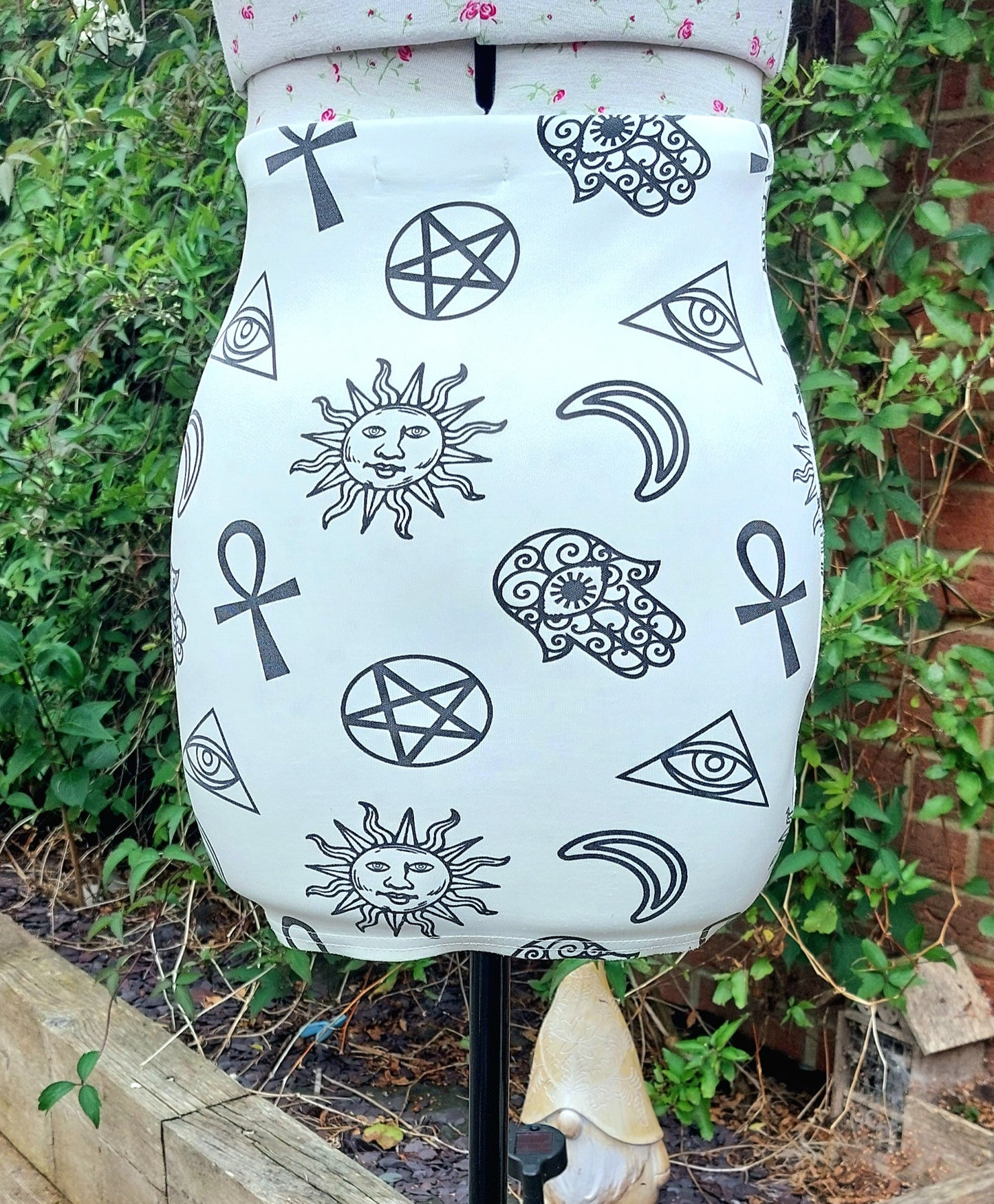 SIZE 6 MISSGUIDED WHITE MINI SKIRT WITH BLACK TATTOO MOTIFS