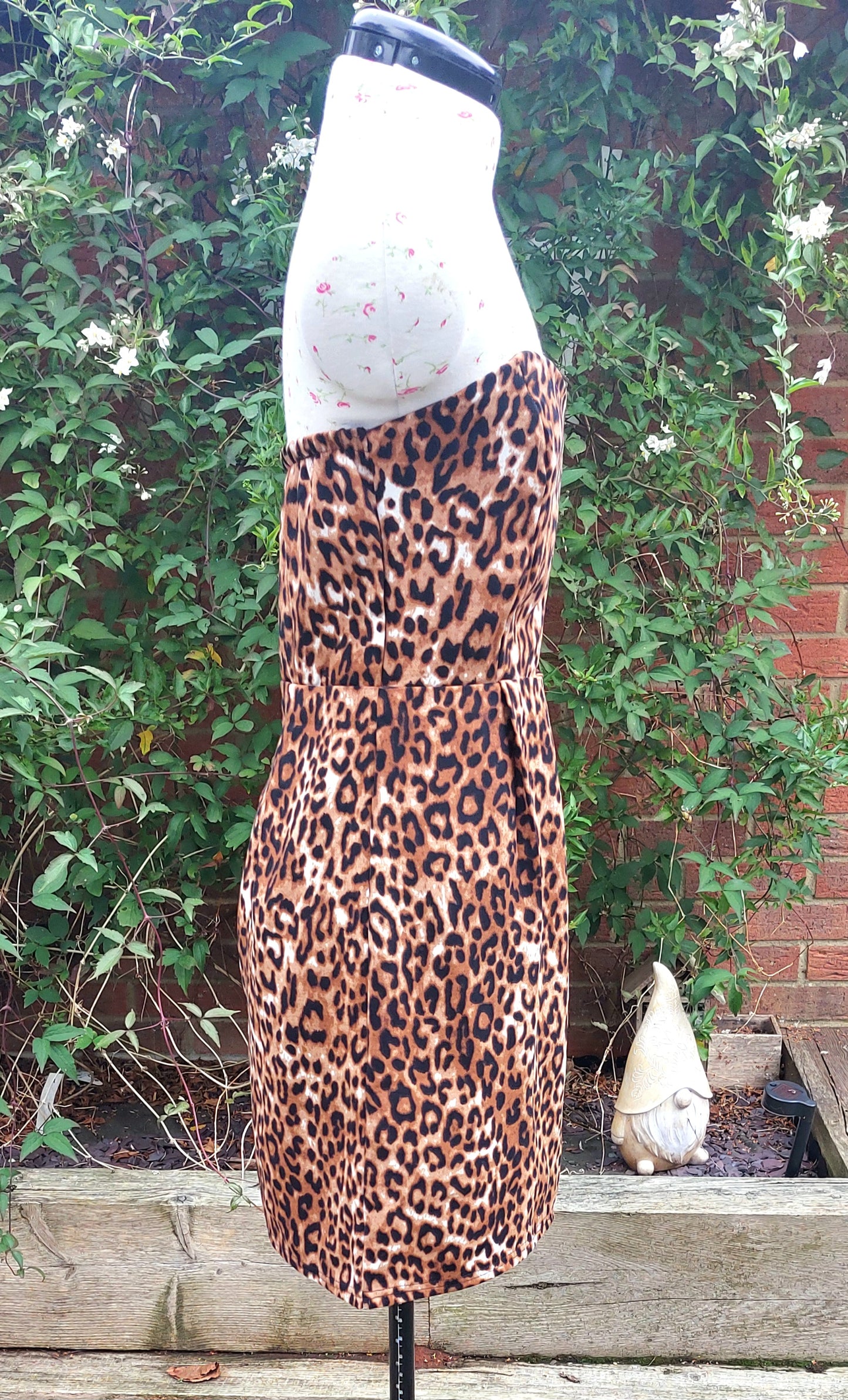 SIZE M ANIMAL PRINT STRAPLESS SEWEETHEART MINI DRESS