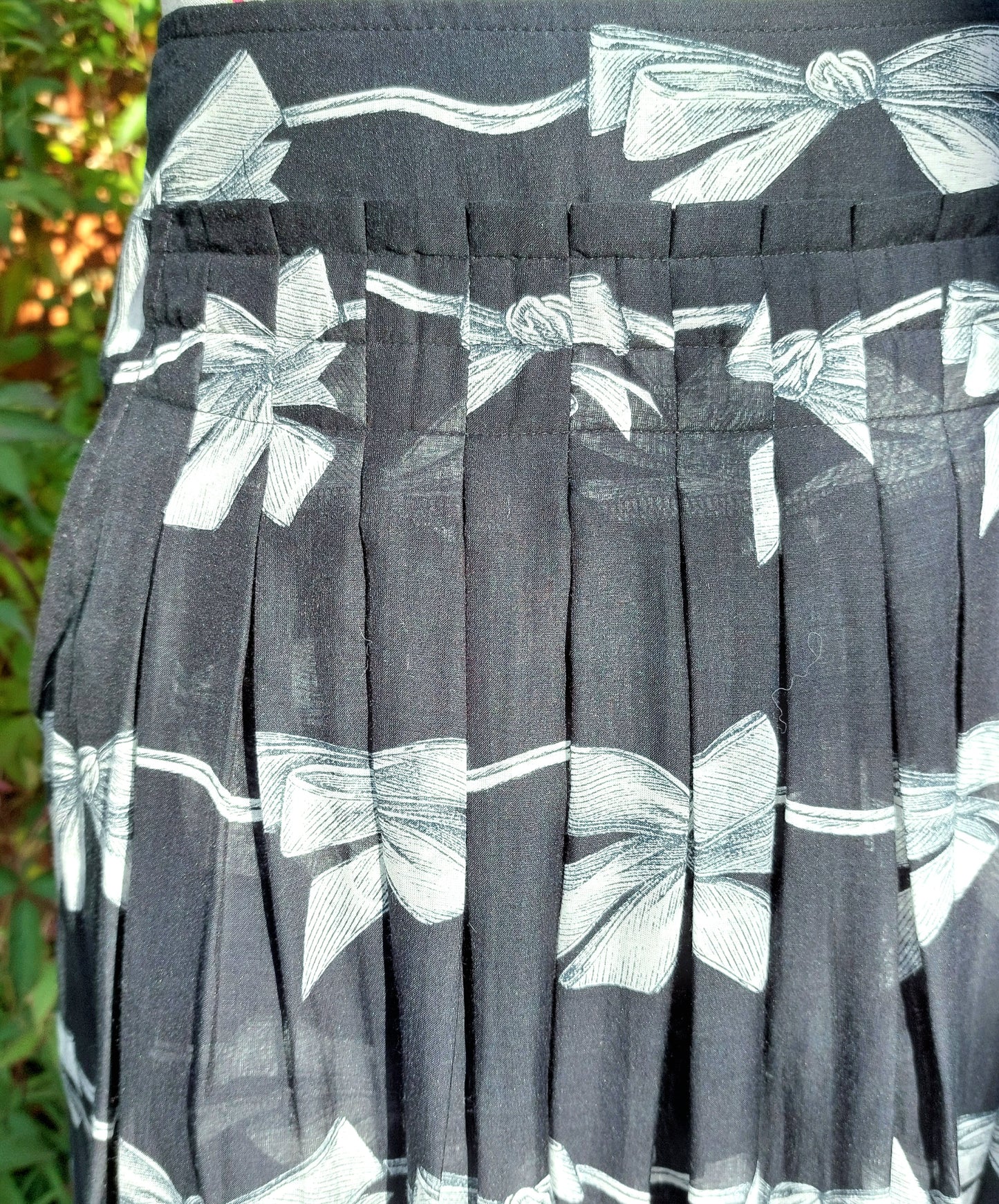 SIZE 10 GARDEUR BLACK PLEATED SWING SKIRT WITH GREY BOWS