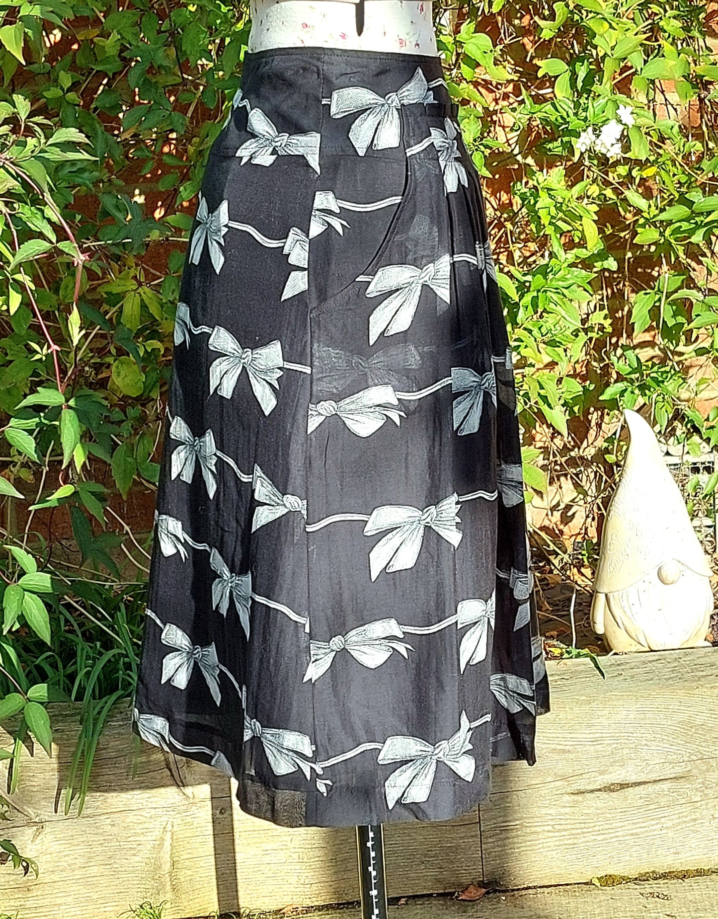 SIZE 10 GARDEUR BLACK PLEATED SWING SKIRT WITH GREY BOWS