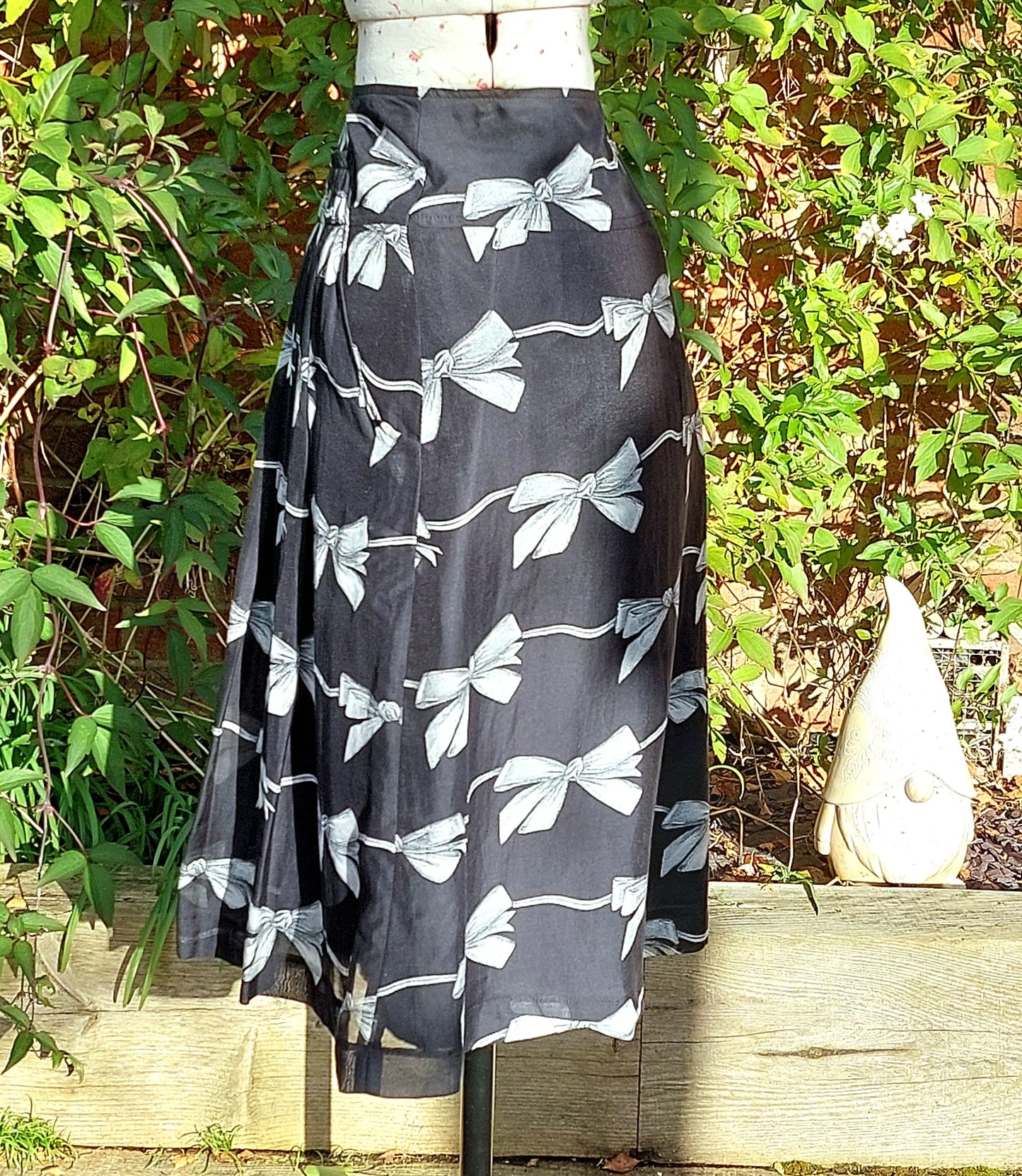 SIZE 10 GARDEUR BLACK PLEATED SWING SKIRT WITH GREY BOWS