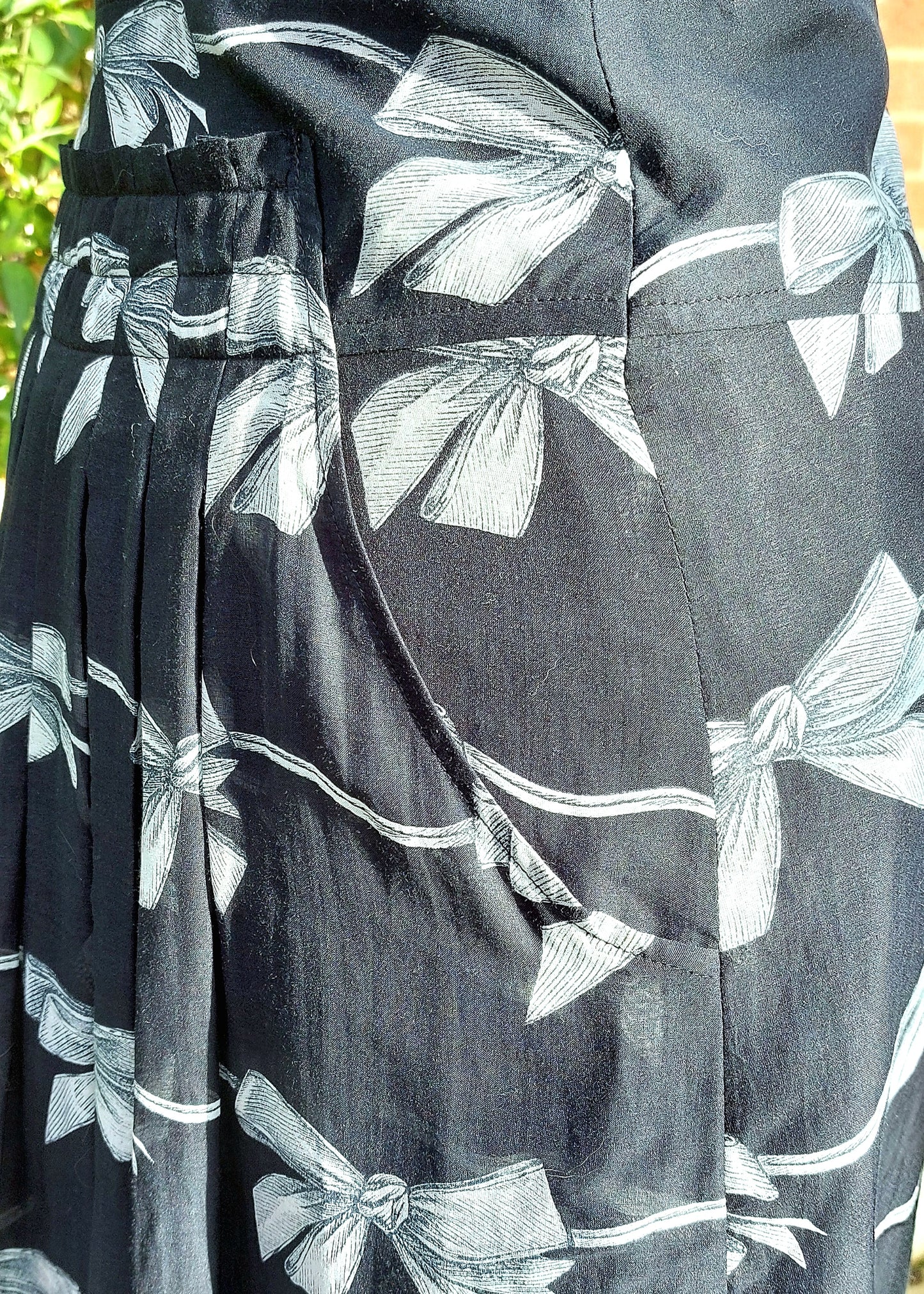 SIZE 10 GARDEUR BLACK PLEATED SWING SKIRT WITH GREY BOWS