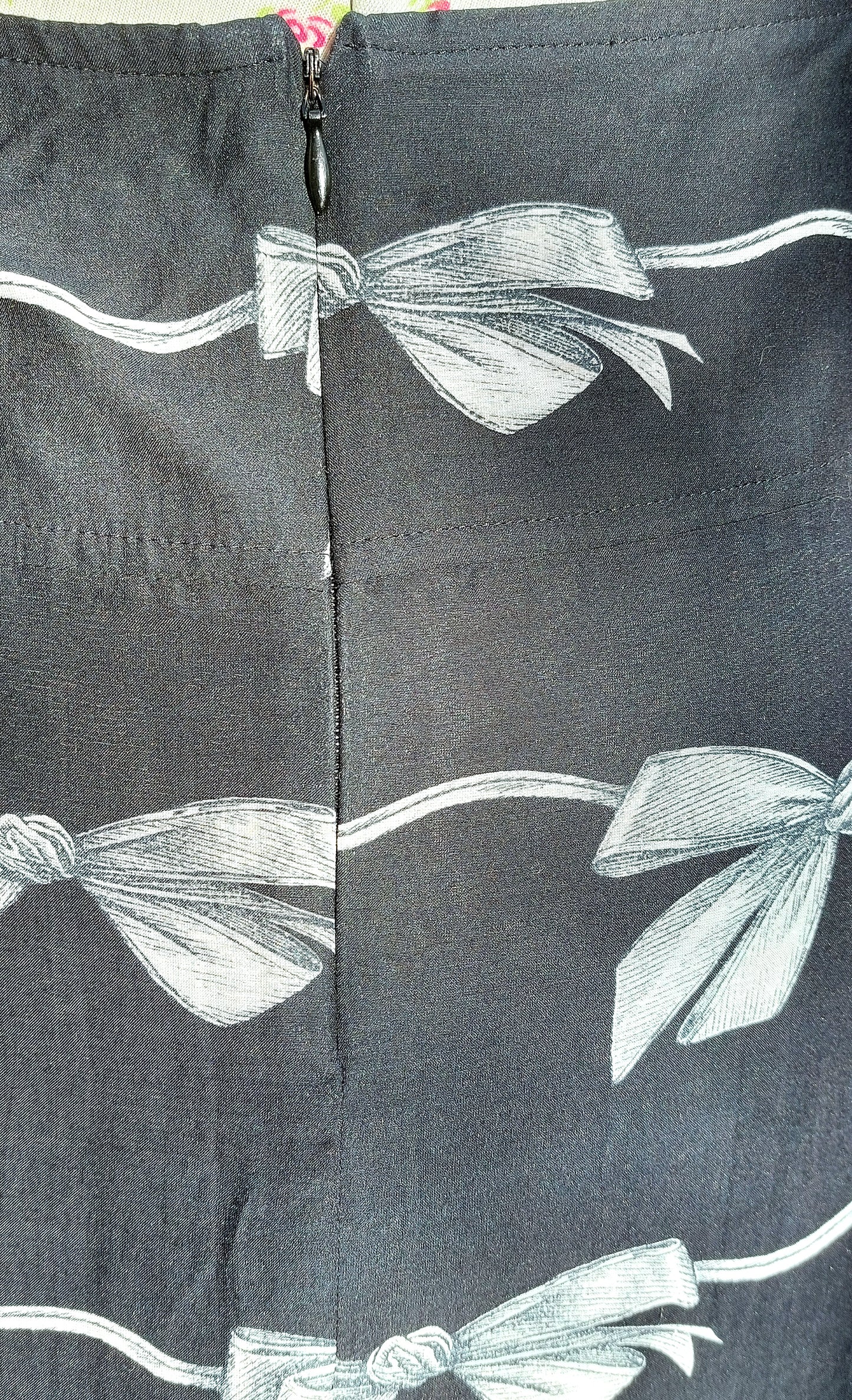 SIZE 10 GARDEUR BLACK PLEATED SWING SKIRT WITH GREY BOWS