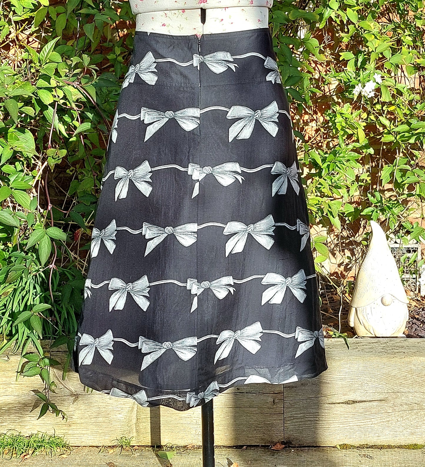 SIZE 10 GARDEUR BLACK PLEATED SWING SKIRT WITH GREY BOWS