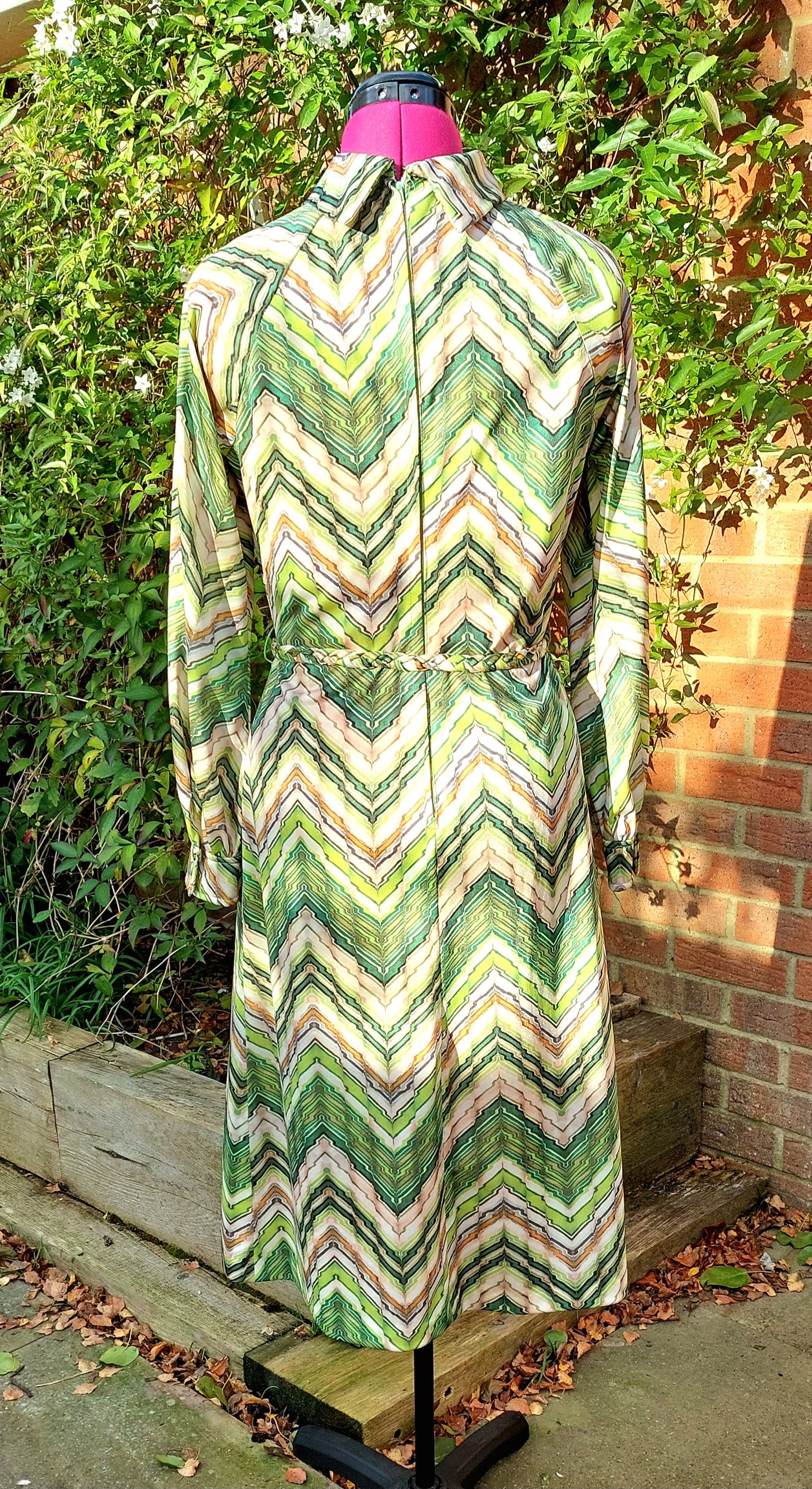 GREEN ZIG-ZAG HIGH NECK LONG SLEEVED BELTED DRESS