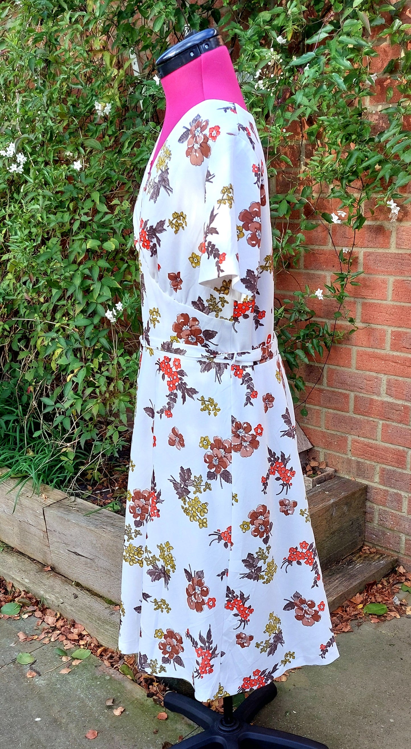 WHITE FLORAL SHORT SLEEVED TEA DRESS WITH BELT