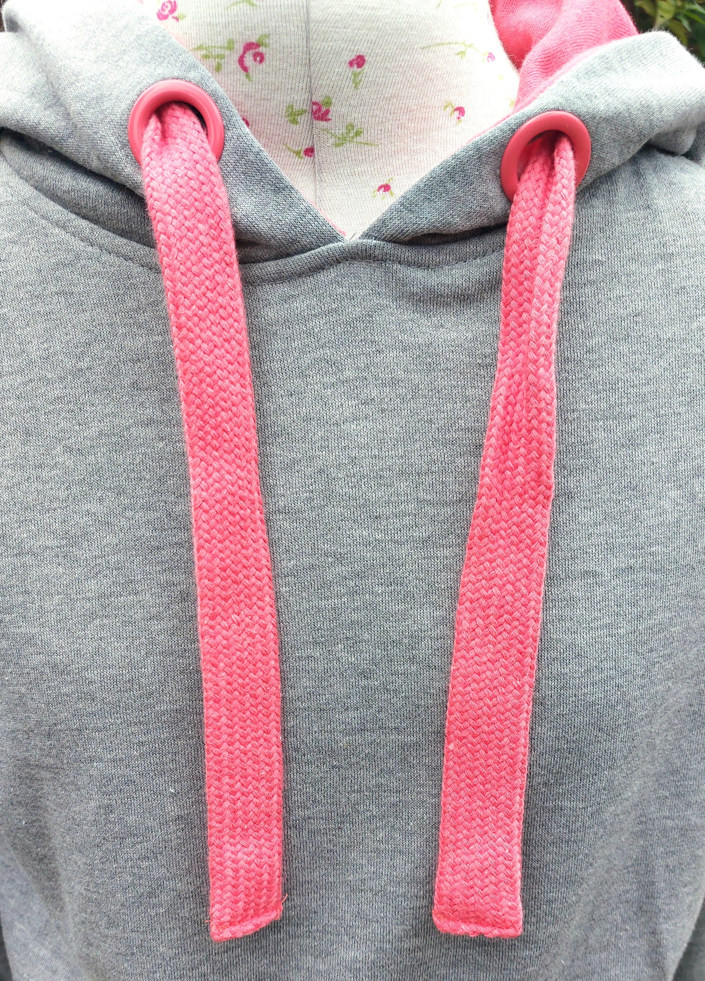 SIZE S GREY HOODED TOP WITH PINK ACCENTS