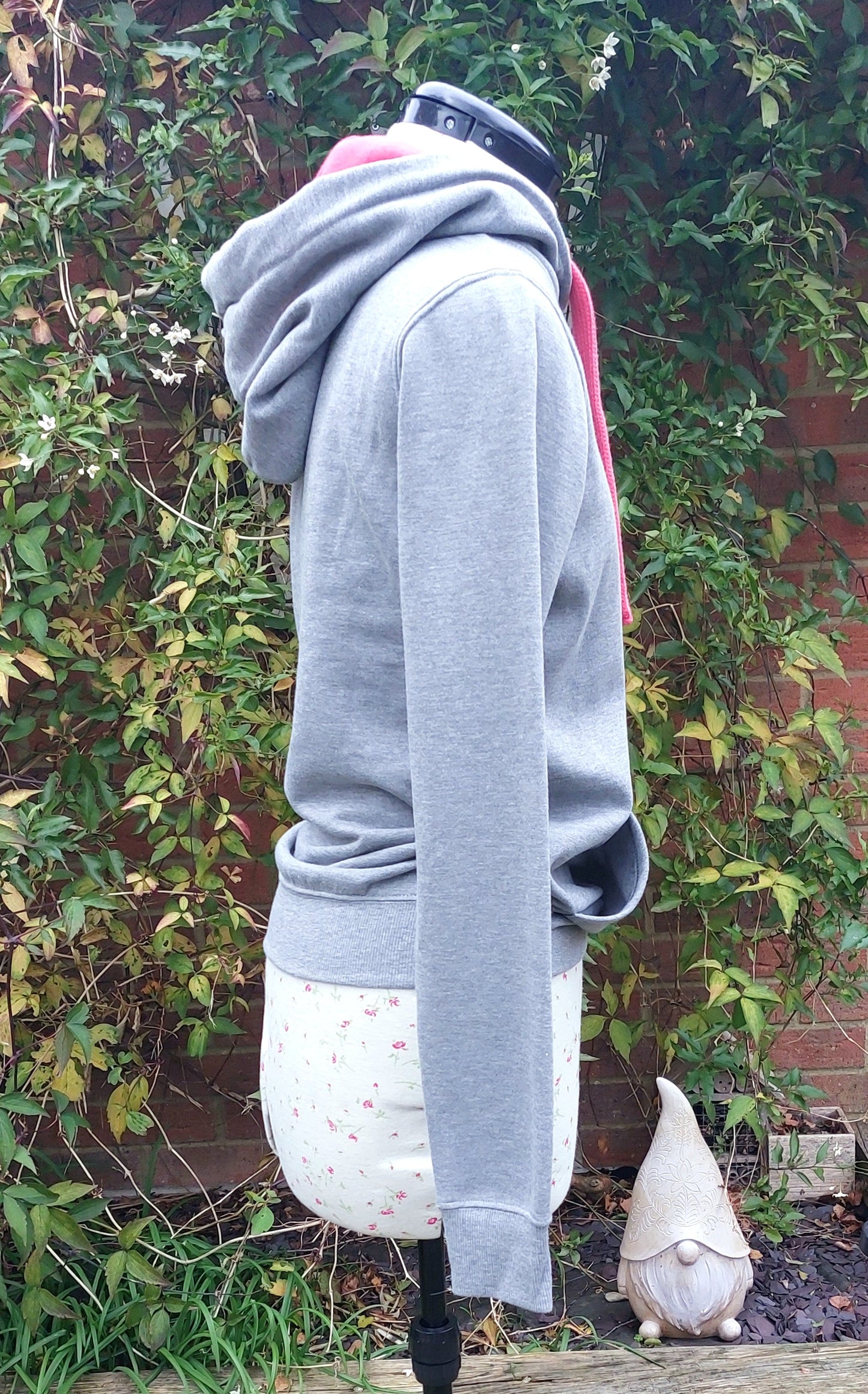 SIZE S GREY HOODED TOP WITH PINK ACCENTS
