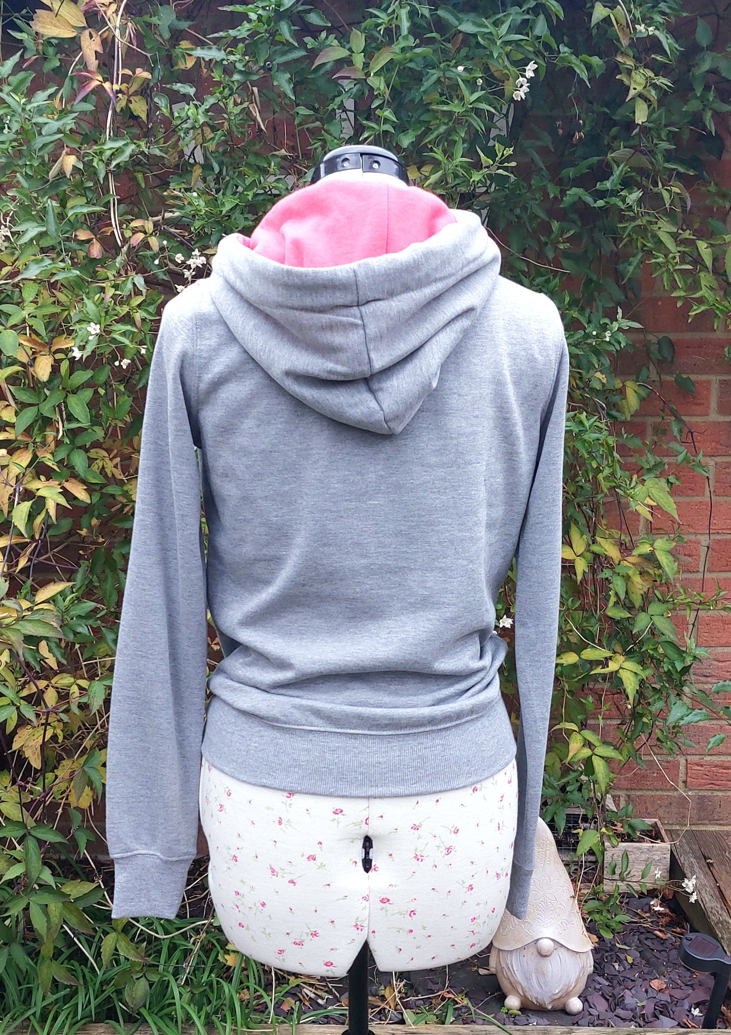 SIZE S GREY HOODED TOP WITH PINK ACCENTS