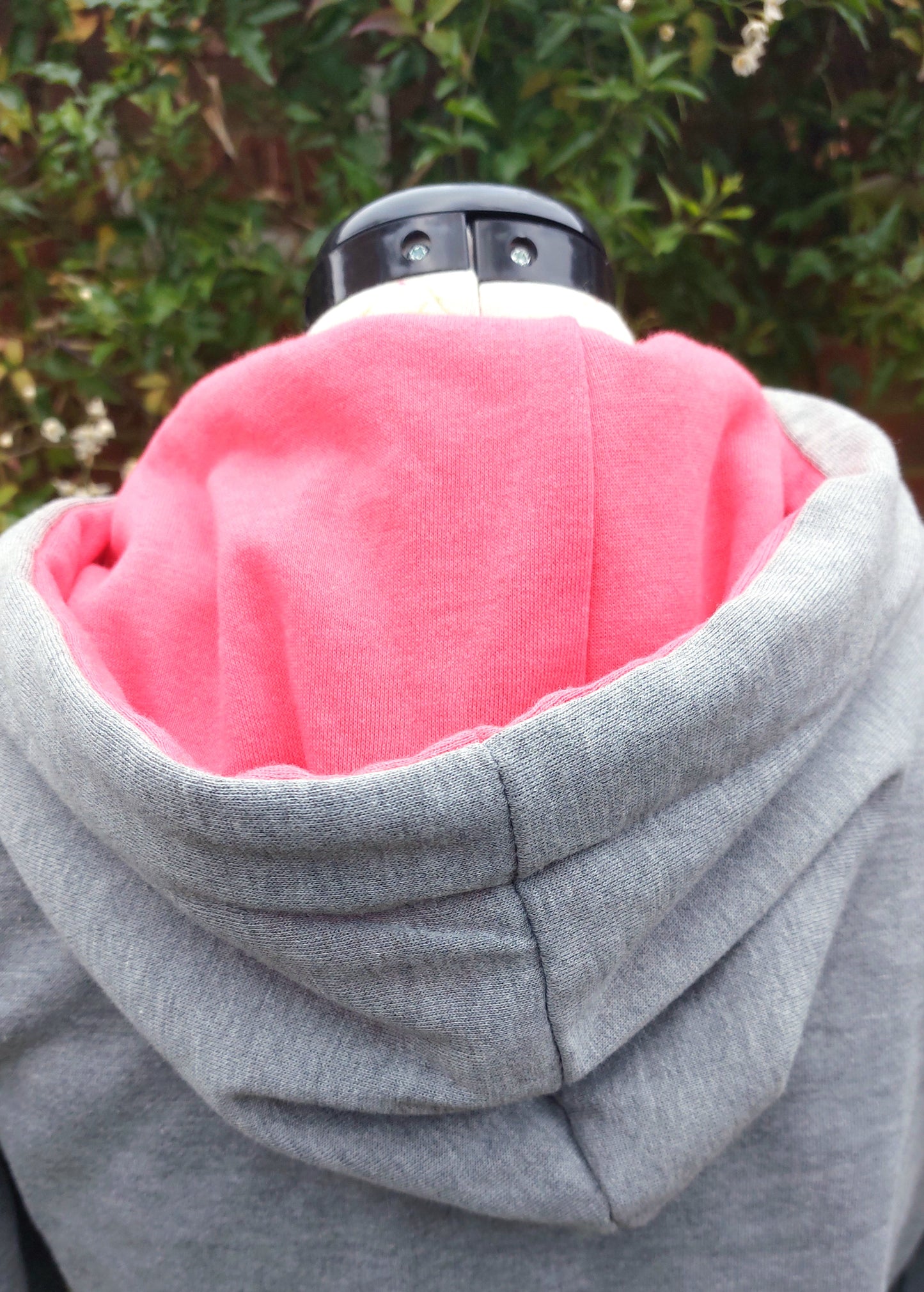 SIZE S GREY HOODED TOP WITH PINK ACCENTS