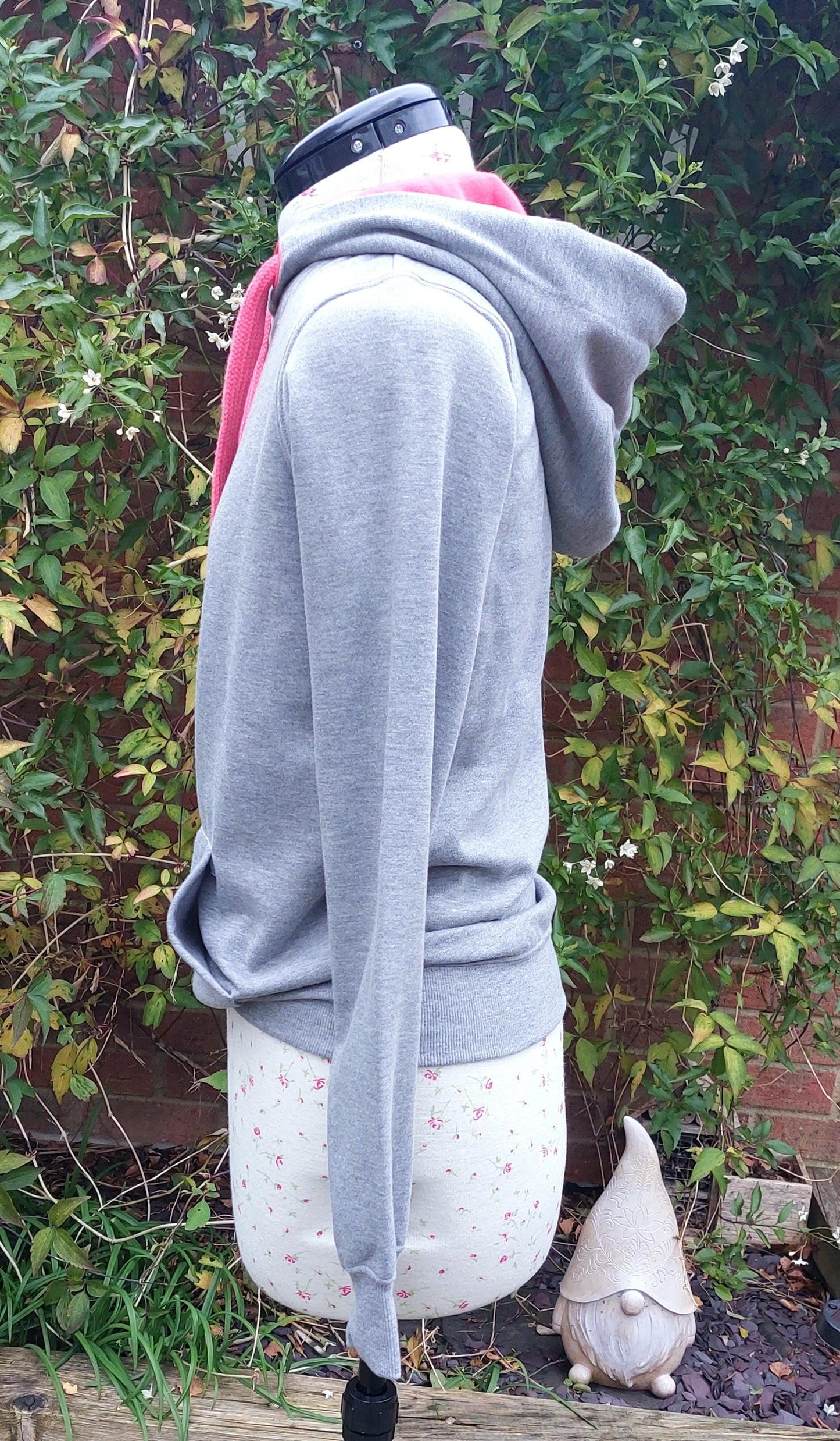 SIZE S GREY HOODED TOP WITH PINK ACCENTS