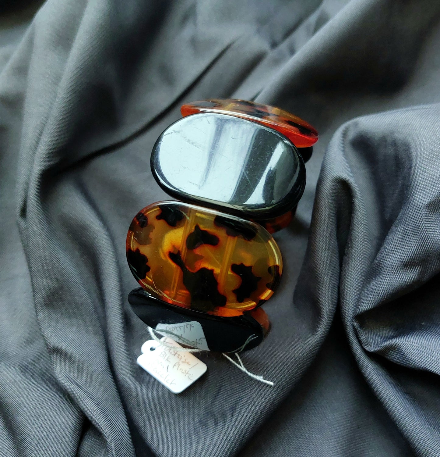 TORTOISE SHELL AND BLACK OVAL ELASTICATED BRACELET