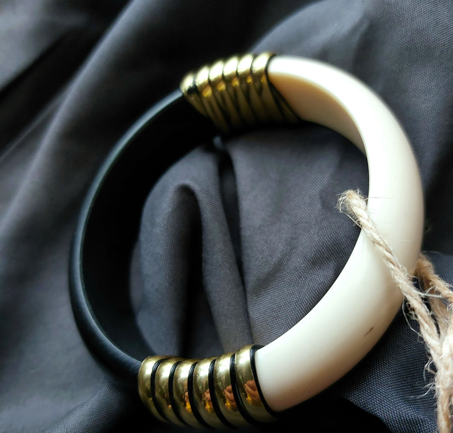 CREAM AND BLACK BANGLE WITH GOLD RIBBED DETAIL
