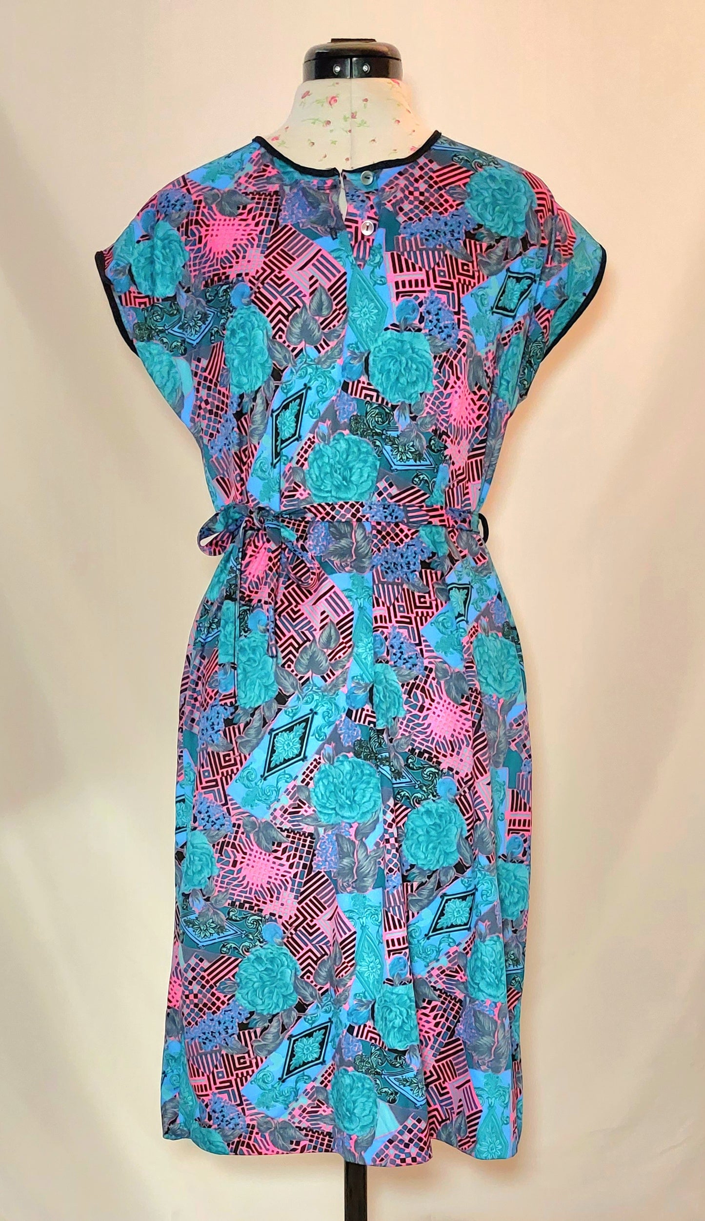 LIGHT SHORT SLEEVED BLUE/PINK PATTERNED BELTED DRESS