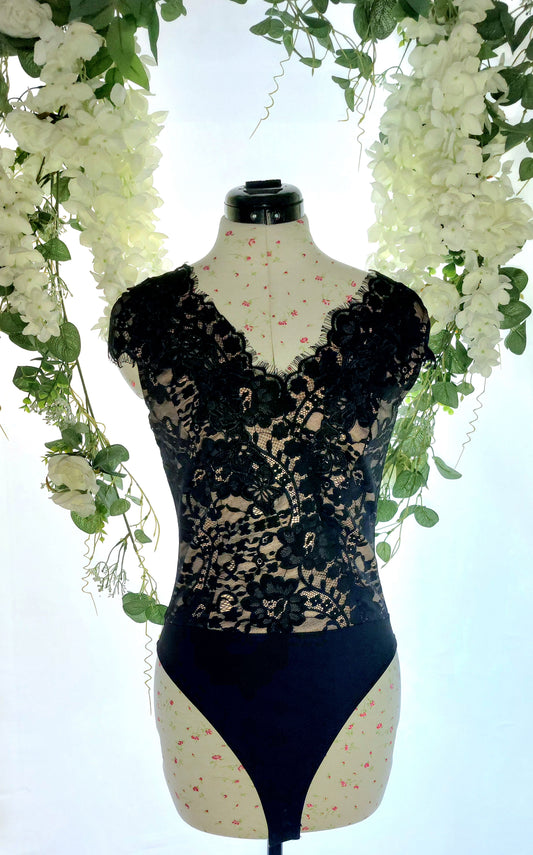 SIZE 8 LIPSY BLACK LACE CAPPED SLEEVED BODYSUIT