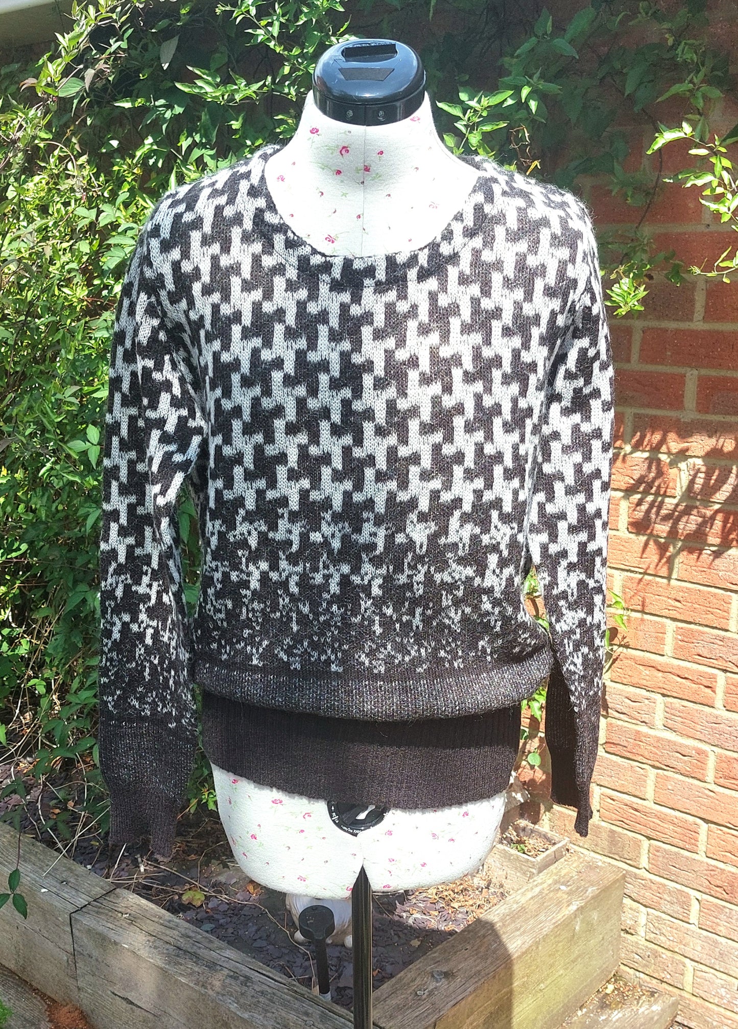 SIZE M GINA BENOTTI PATTERNED BLACK AND WHITE JUMPER