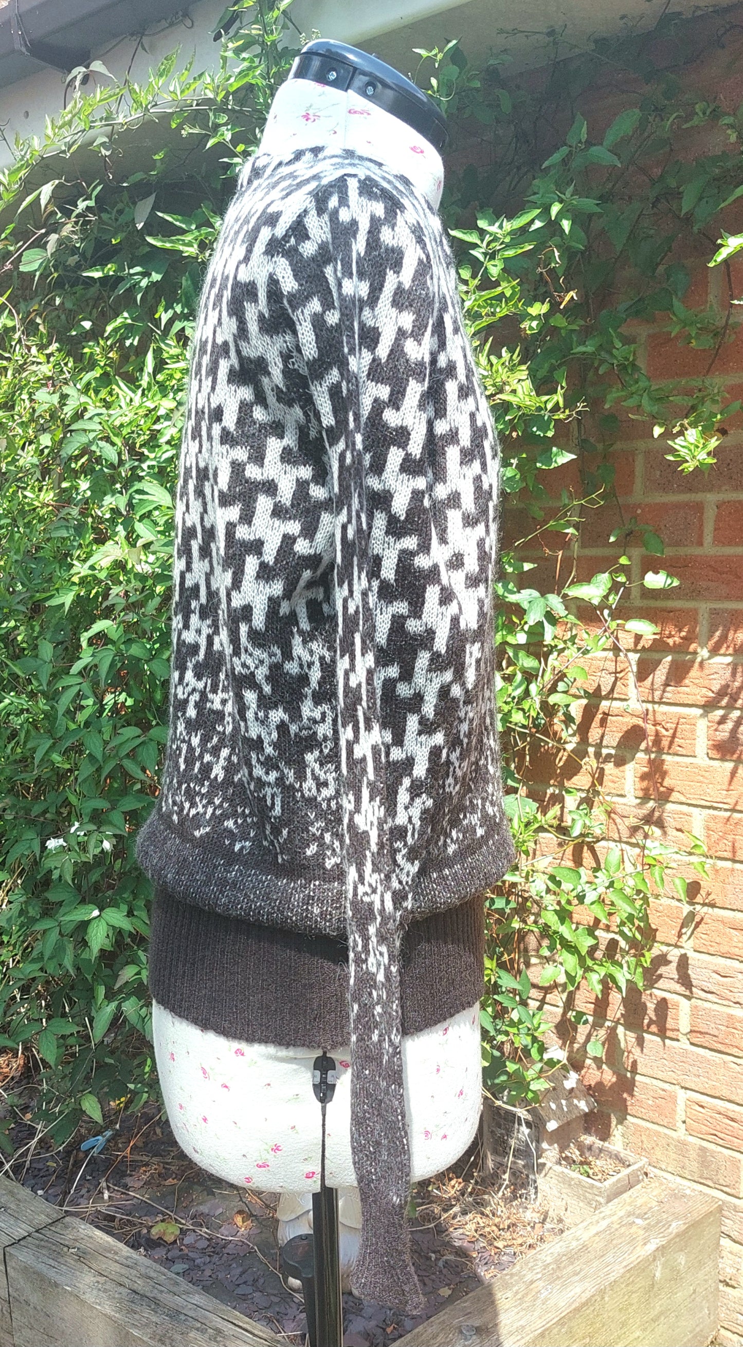 SIZE M GINA BENOTTI PATTERNED BLACK AND WHITE JUMPER