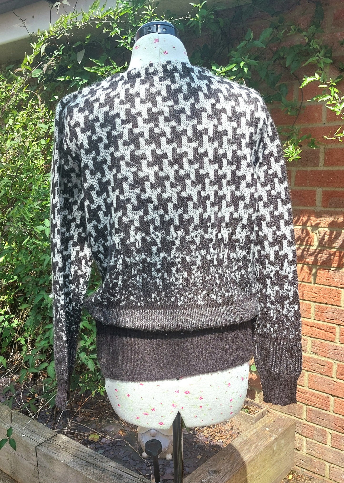 SIZE M GINA BENOTTI PATTERNED BLACK AND WHITE JUMPER