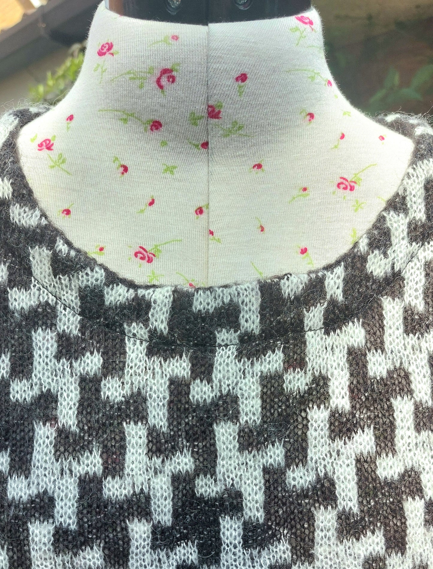 SIZE M GINA BENOTTI PATTERNED BLACK AND WHITE JUMPER