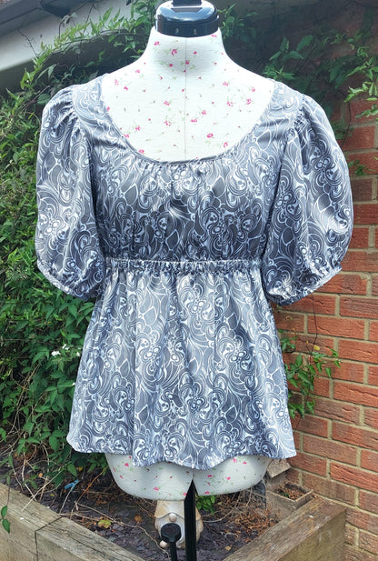 SIZE 8 H&M GREY PATTERNED SILKY FIT AND FLARE TOP