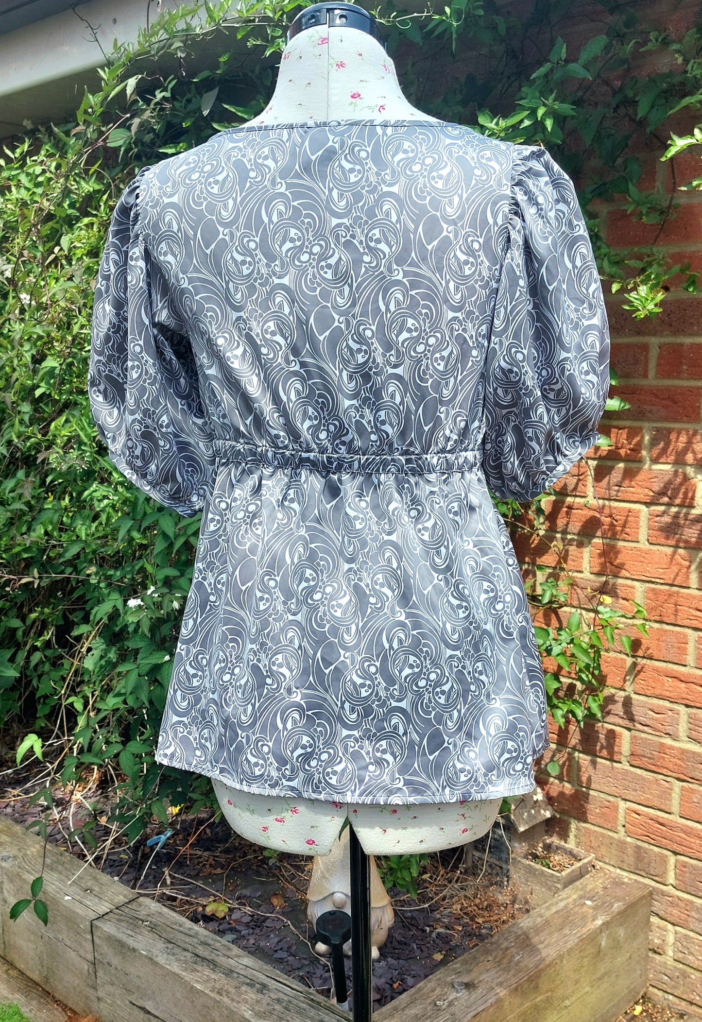 SIZE 8 H&M GREY PATTERNED SILKY FIT AND FLARE TOP