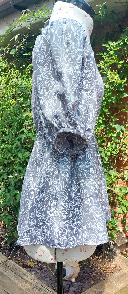 SIZE 8 H&M GREY PATTERNED SILKY FIT AND FLARE TOP