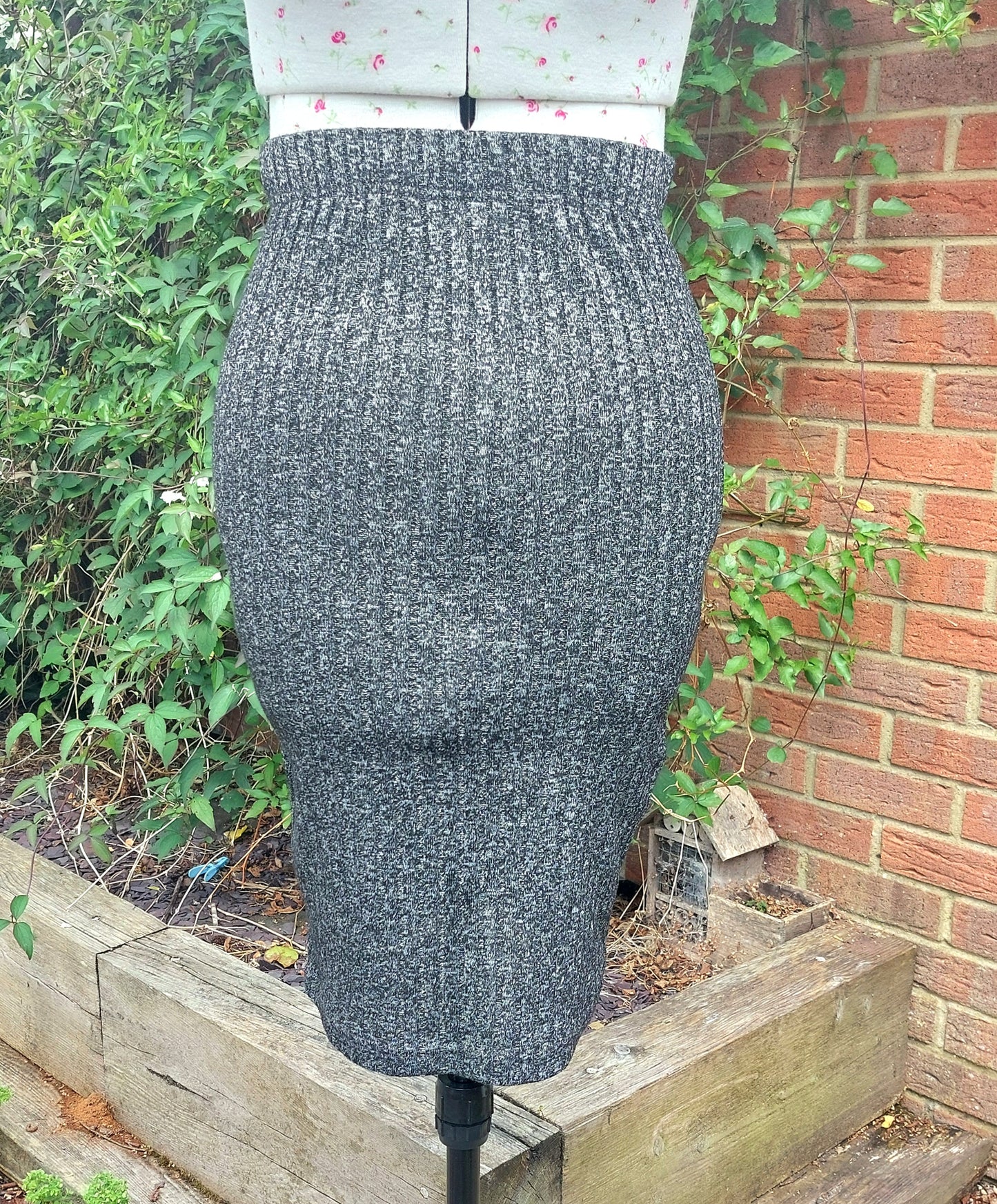 SIZE S TERRANOVA GREY RIBBED STRAIGHT SKIRT