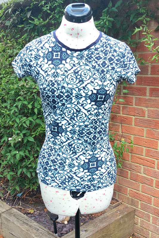 SIZE 6 NAVY/BLUE/WHITE PATTERNED SHORT SLEEVED TOP