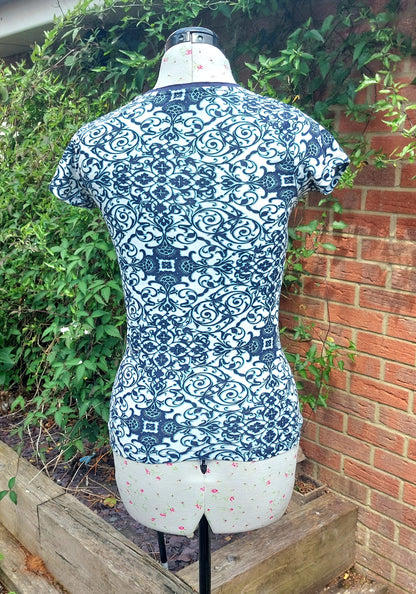 SIZE 6 NAVY/BLUE/WHITE PATTERNED SHORT SLEEVED TOP