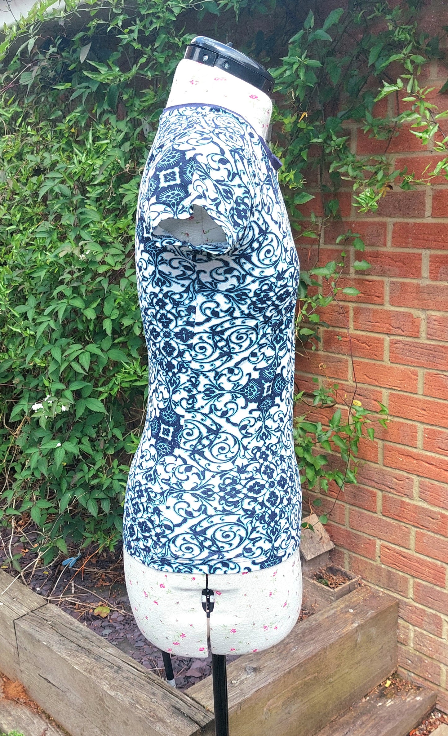 SIZE 6 NAVY/BLUE/WHITE PATTERNED SHORT SLEEVED TOP