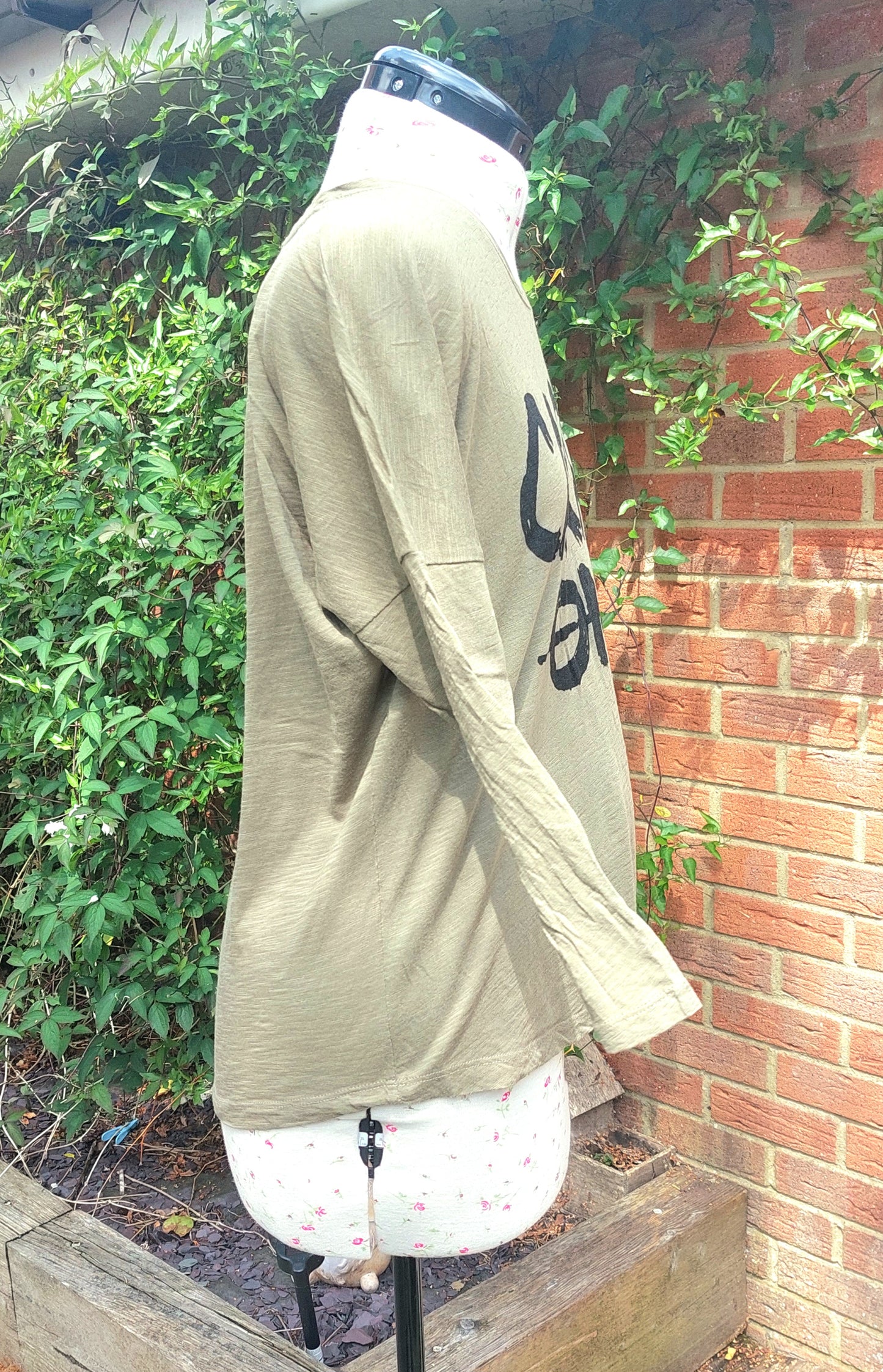 SIZE XS C&A CLOCKHOUSE KHAKI 3/4 SLEEVED 'CARRY ON' GRAPHIC TOP