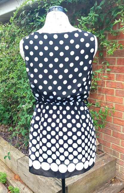 SIZE XS BLACK AND WHITE POLKA DOT COWL NECK MINI DRESS