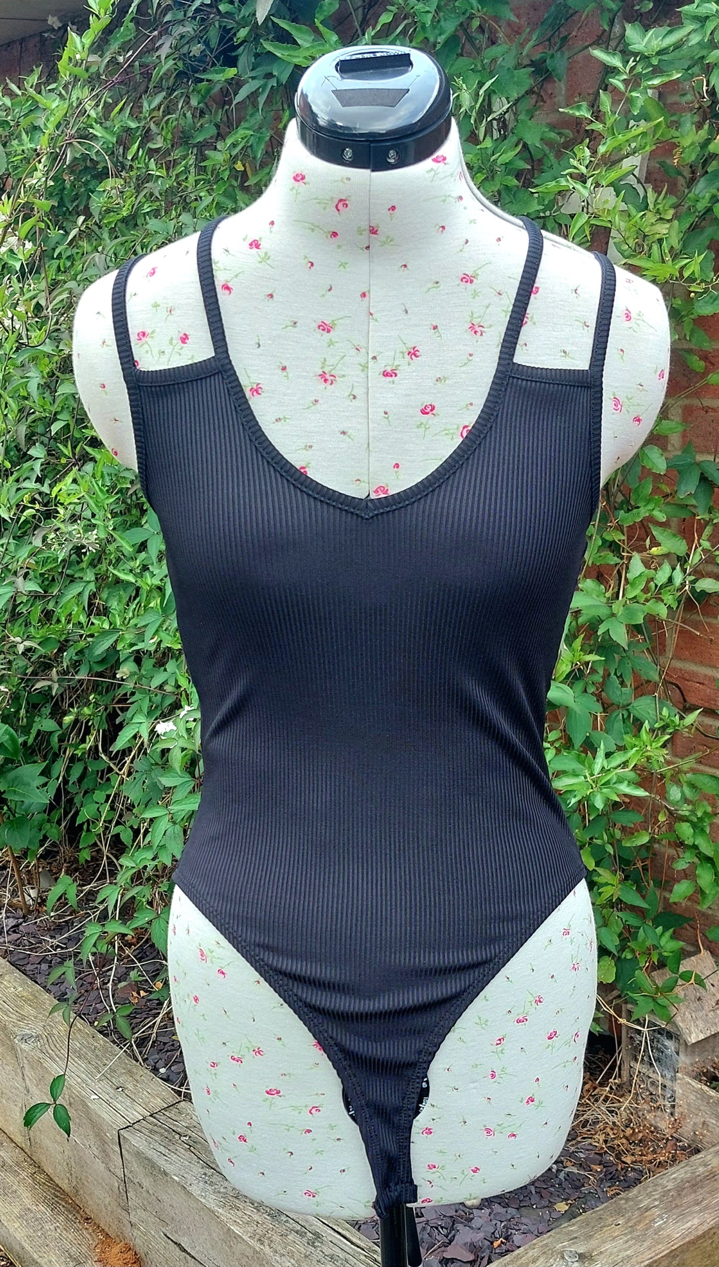 SIZE 8 BLACK NEW LOOK RIBBED DOUBLE STRAP BODYSUIT