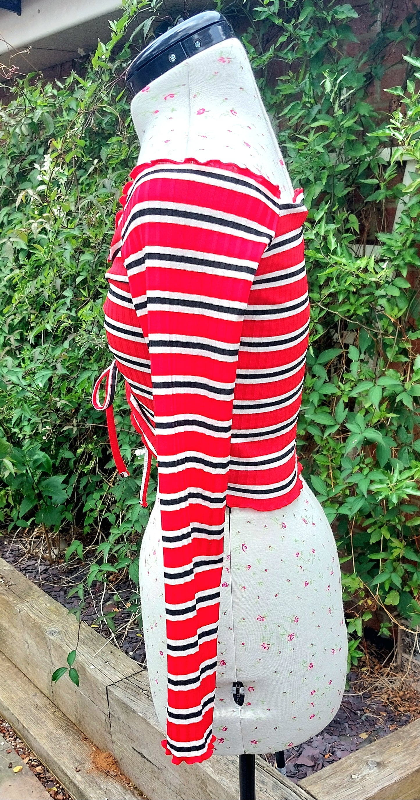 SIZE 10 BOOHOO RED STRIPED LONG SLEEVED CROP TOP