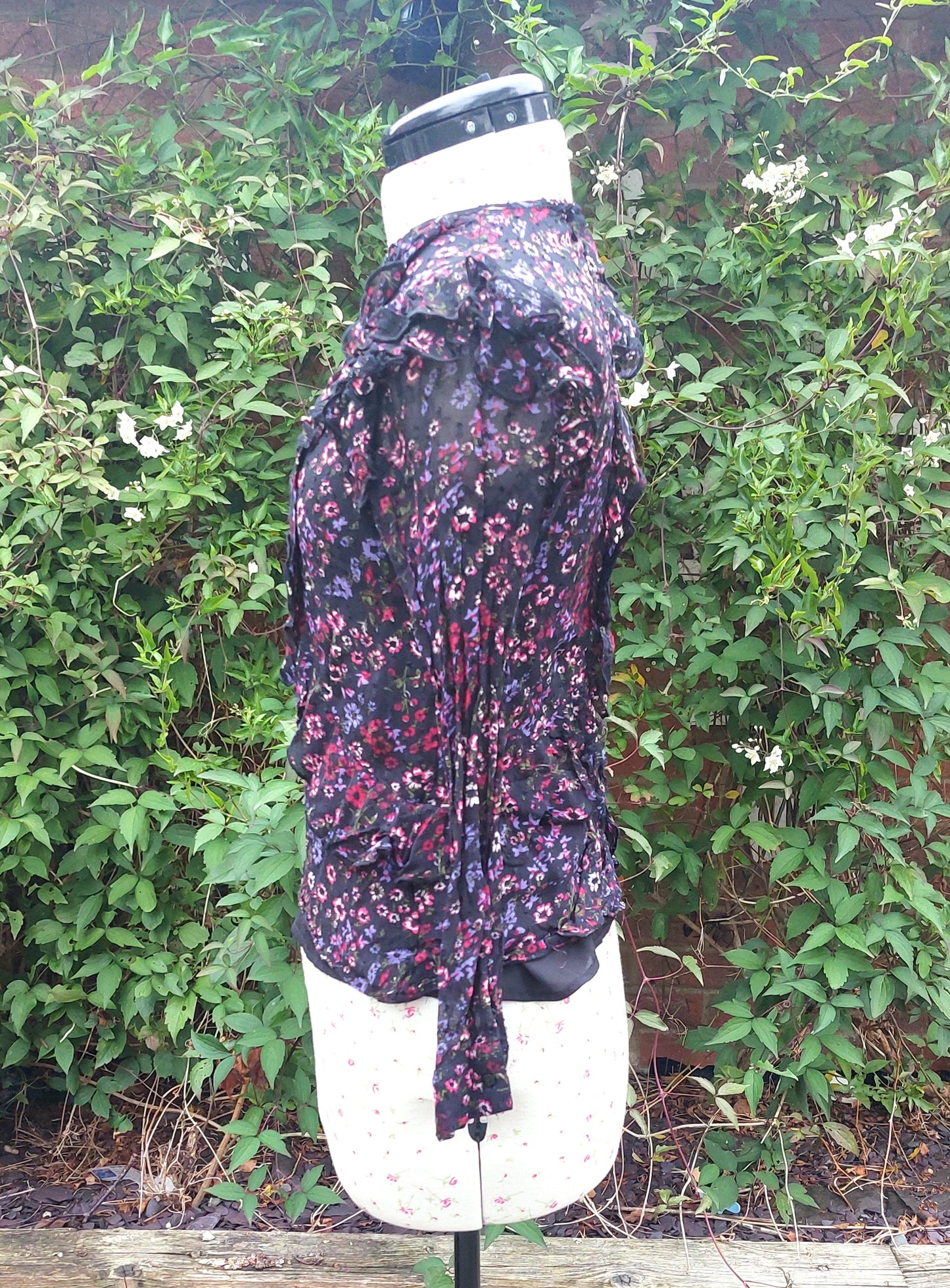 SIZE S REISS BLACK FLORAL LONG SLEEVED FRILL TOP