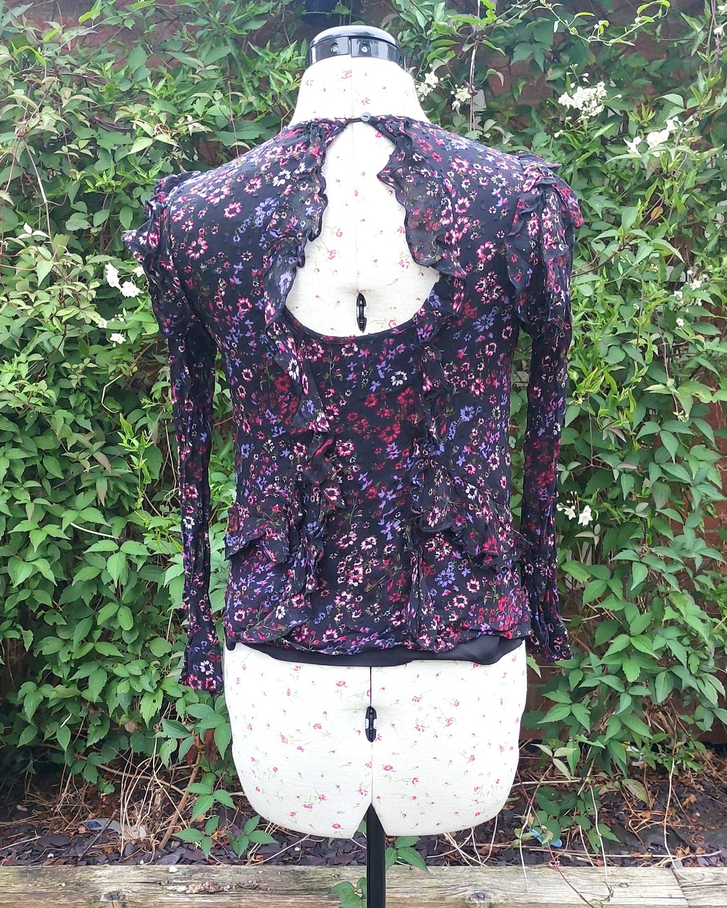 SIZE S REISS BLACK FLORAL LONG SLEEVED FRILL TOP