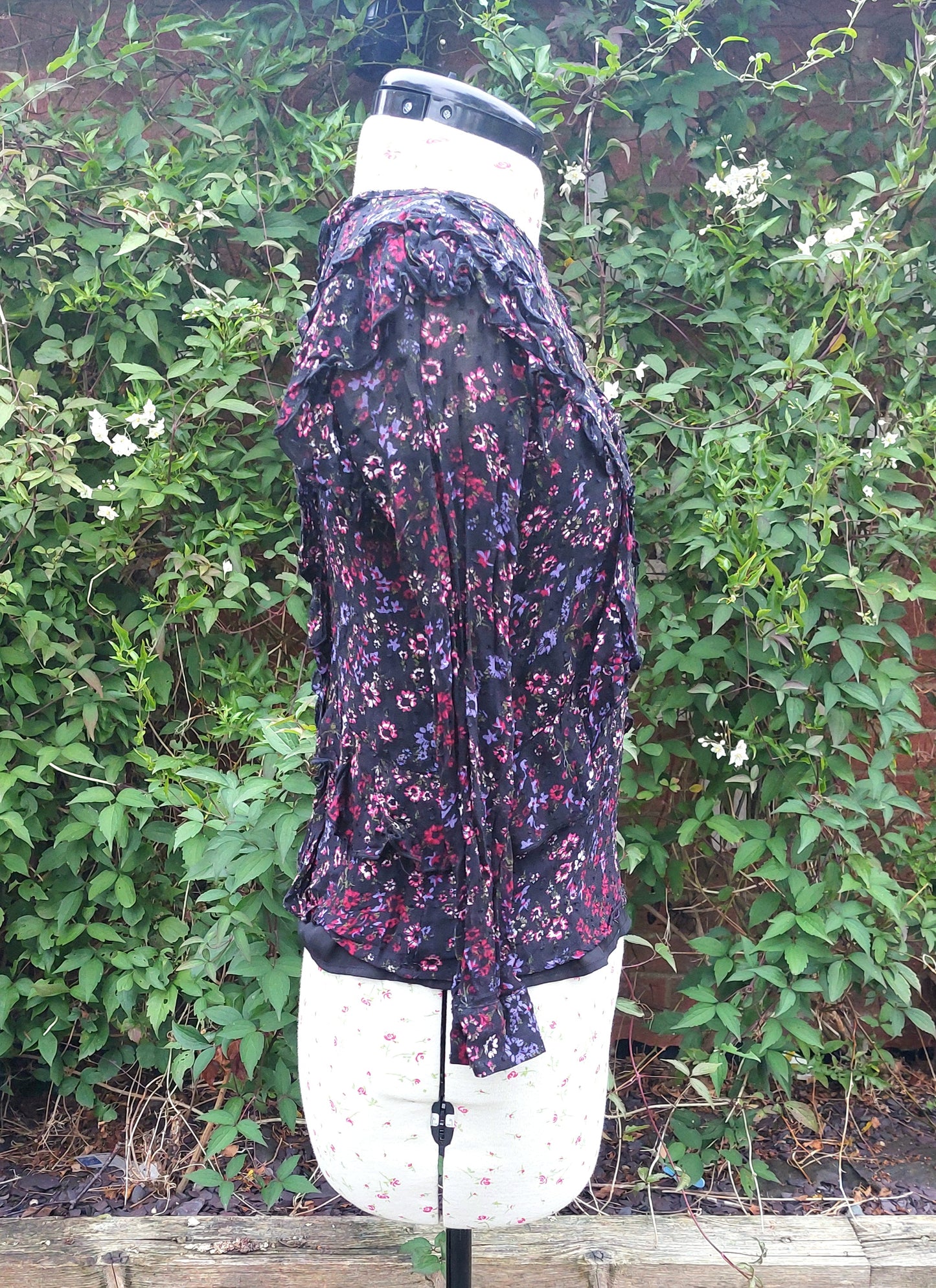 SIZE S REISS BLACK FLORAL LONG SLEEVED FRILL TOP