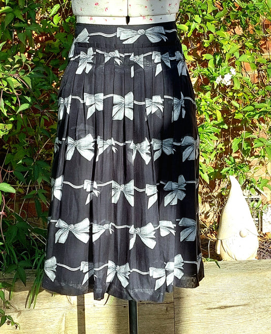 SIZE 10 GARDEUR BLACK PLEATED SWING SKIRT WITH GREY BOWS