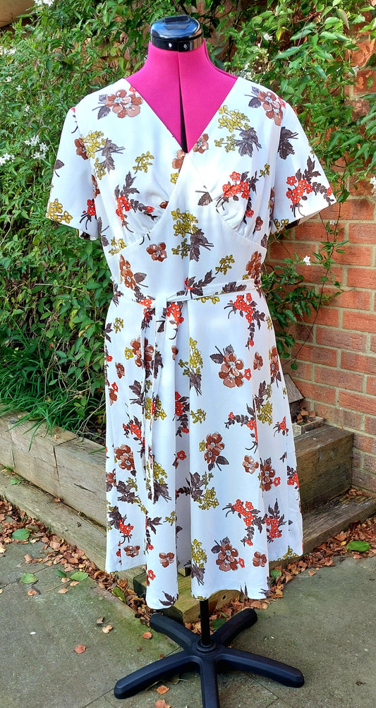 WHITE FLORAL SHORT SLEEVED TEA DRESS WITH BELT