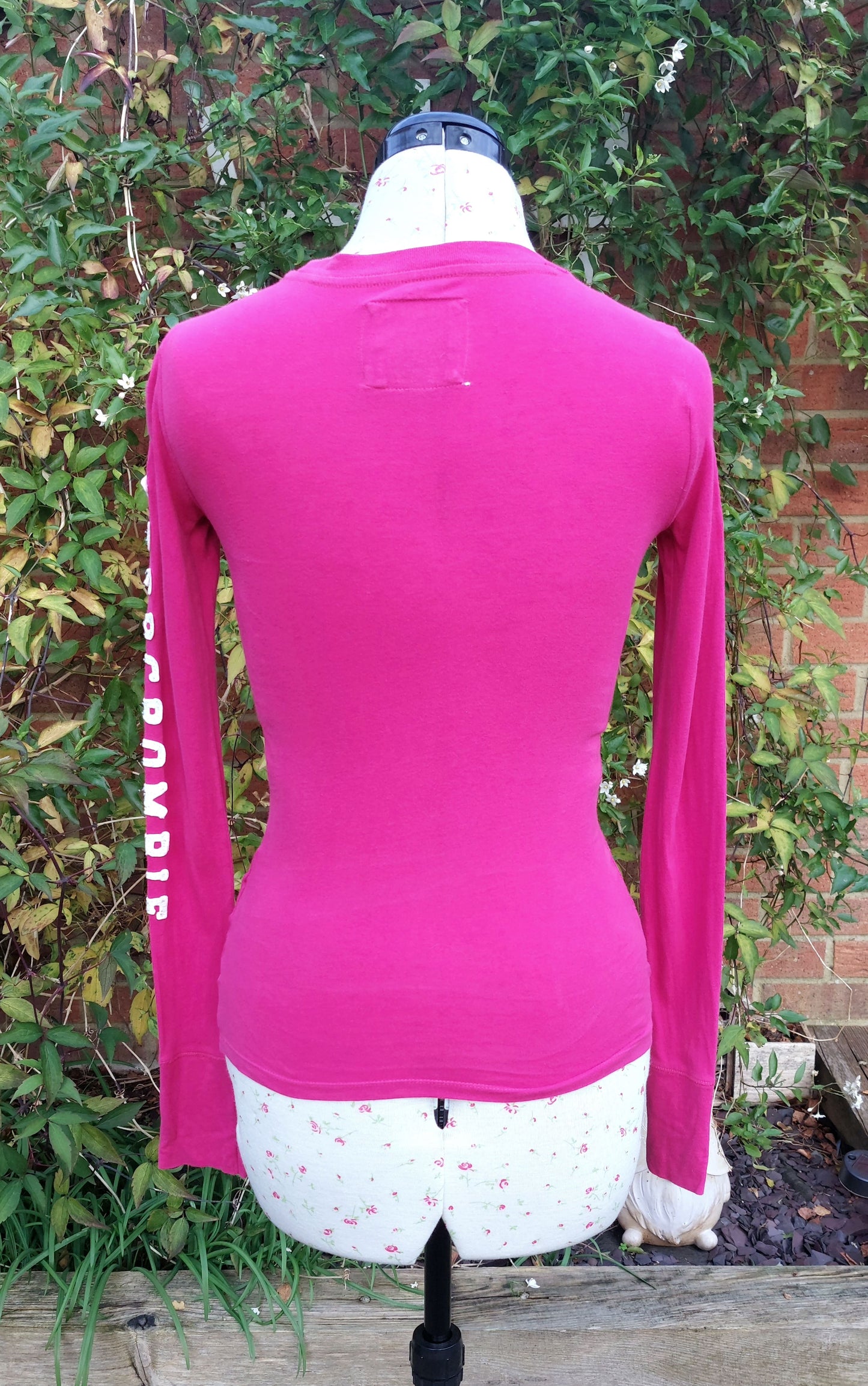 SIZE XS ABERCROMBIE & FITCH BRIGHT PINK LONG SLEEVED TOP