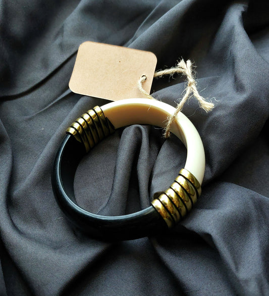 CREAM AND BLACK BANGLE WITH GOLD RIBBED DETAIL